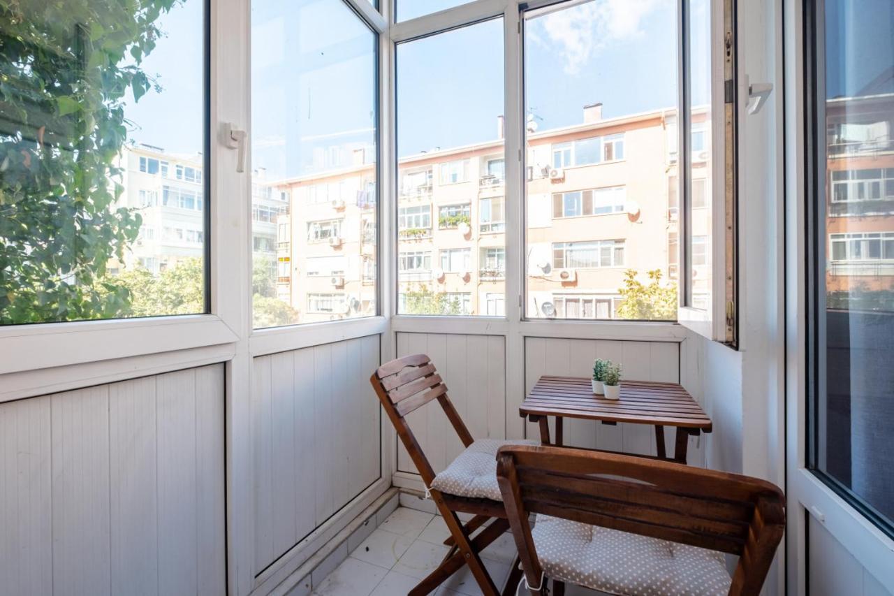 Chic Flat With Balcony Near Moda Shore Istambul Exterior foto